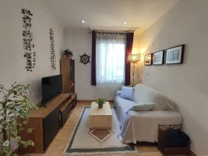Centrally located and renovated. Intermodal. 2 bedroom intermodal - Image 2