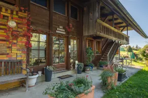 Staying in an old farmhouse in quiet area - Image 2