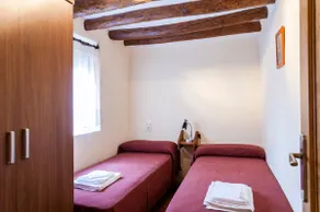 Apartment-Carmen-Budget-Ensuite with Shower-Street View - Image 2
