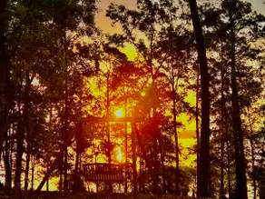 ”Lakeside Bliss: Charming Cabin Retreat for 6” - Image 5