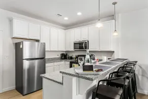 Gorgeous & Trendy Townhome Near The Village 89 - Image 3