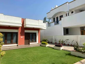Luxurious Villa with a Lush Green Lawn - Image 3