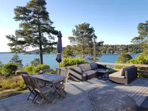 Beachfront villa with access to private dock/jetty - Image 2
