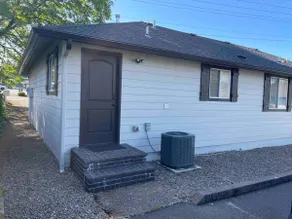 3 bedroom modern home in South Salem - Image 2