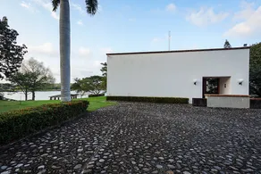 Spectacular riverfront estate - Image 5