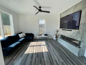 Unique Modern 2 bdrm entire home w/rental option - Image 4