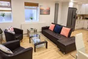 Spacious 2-bed apartment in central Kingston near Richmond Park - Image 2