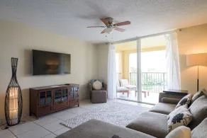 Spacious 3 Bedroom Condo in Aventura - Image 1