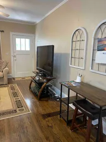 Cozy 2 bedroom house with enclosed porch - Image 5
