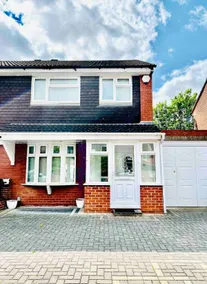 4 Bedrooms cosy home with free parkings - Image 2
