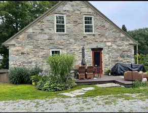 Quaint stone house! - Image 5