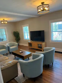 Large Beautifully Renovated 4Bedroom near Downtown - Image 2
