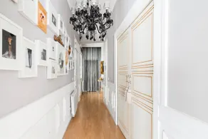 Right in Madrid's City Center with Video Projector - Image 3
