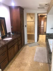 ROMANTIC AND SPACIOUS JACUZZI SUITE! - Image 4