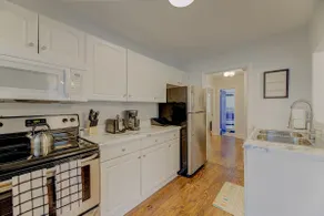 Yellow Brick Road Cottage - Minutes from Downtown - Image 3