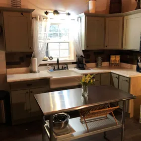 Pond Hill Guesthouse- 2 Bedroom w/Hot Tub & WiFi!! - Image 4