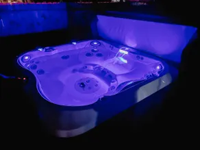 Lucky 7s Bungalow with hot tub - Image 2