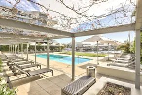 Elegant V&A Waterfront Canal Apartment - Image 3