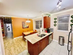 Chicago Tropical Condo - Image 2