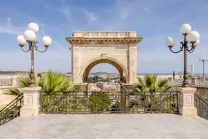 Luxury 5BR , 4BA Penthouse In the City Center - Image 2