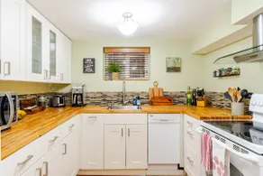 •Great Walkability + Close to Seattle Attractions - Image 4