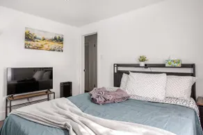 Philly Suburb Stay| Sleeps 8 | Free Parking | PHL - Image 4
