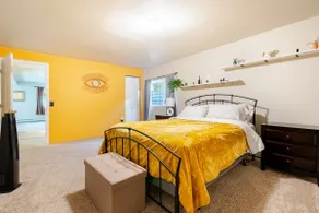 7 min drive from Airport, near stores - Image 4