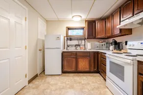 7 min drive from Airport, near stores - Image 2