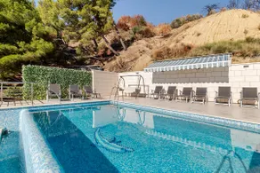 Bajnice East Side Apartment with Heated Pool - Image 4