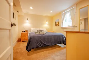 Cozy, yet Spacious Division 1BR Apt - Image 2