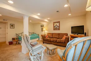 Cozy, yet Spacious Division 1BR Apt - Image 3