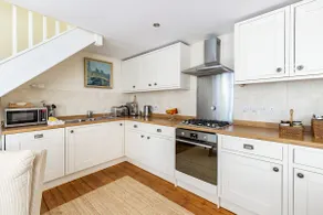 2 Bedroom Luxury Cottage (Secure & Quiet) - Image 3