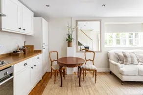 2 Bedroom Luxury Cottage (Secure & Quiet) - Image 2