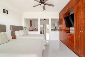 Apartment with balcony and ocean views - Image 3