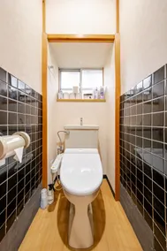 ⑤ Kanazawa Hachiryu Sennichi, near Nishichaya Street and Katamachi. Modern private house. - Image 5