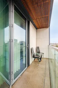 Beautiful Lakeside Flat - Image 3