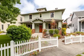 Modern 5Br/3.5Ba Home, King Bed + 4 Queens, 75” TV - Image 5
