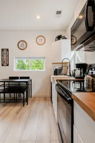 Bright and comfortable suite - Image 5