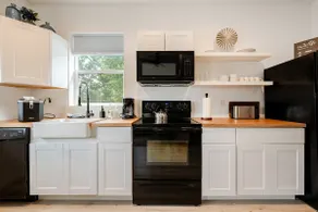 Bright and comfortable suite - Image 2