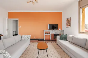 Spacious & bright downtown - Image 2