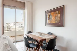 Spacious & bright downtown - Image 4