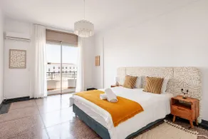 Spacious & bright downtown - Image 5
