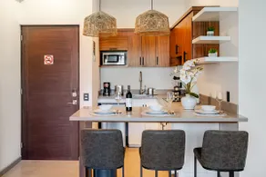 Prime Location! New · Full Kitchen · Wi-Fi · A/C” - Image 4