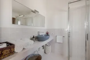 Stunning Flat with Seaview Surrounded by green - Image 5