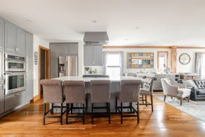 Nostalgic and charming condo with rooftop patio - Image 4