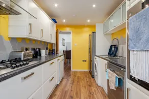 4 Bedroom Homely House - Sleeps 10 Comfortably with 6 Beds and Free Parking in Milton Keynes - Suitable for Business Travellers, Contractors, & Holiday-Goers, Near All Major Transport Links & City Centre and M1 - Image 4