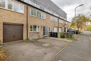 4 Bedroom Homely House - Sleeps 10 Comfortably with 6 Beds and Free Parking in Milton Keynes - Suitable for Business Travellers, Contractors, & Holiday-Goers, Near All Major Transport Links & City Centre and M1 - Image 2