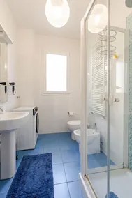 Elegant two-room apartment with free parking - Image 5