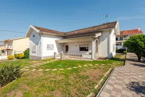 Family Villa with Jacuzzi, Large Garden & Parking - Image 3