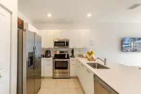 NEW House, Near Beaches, and MIA, Sleeps 8! - Image 5